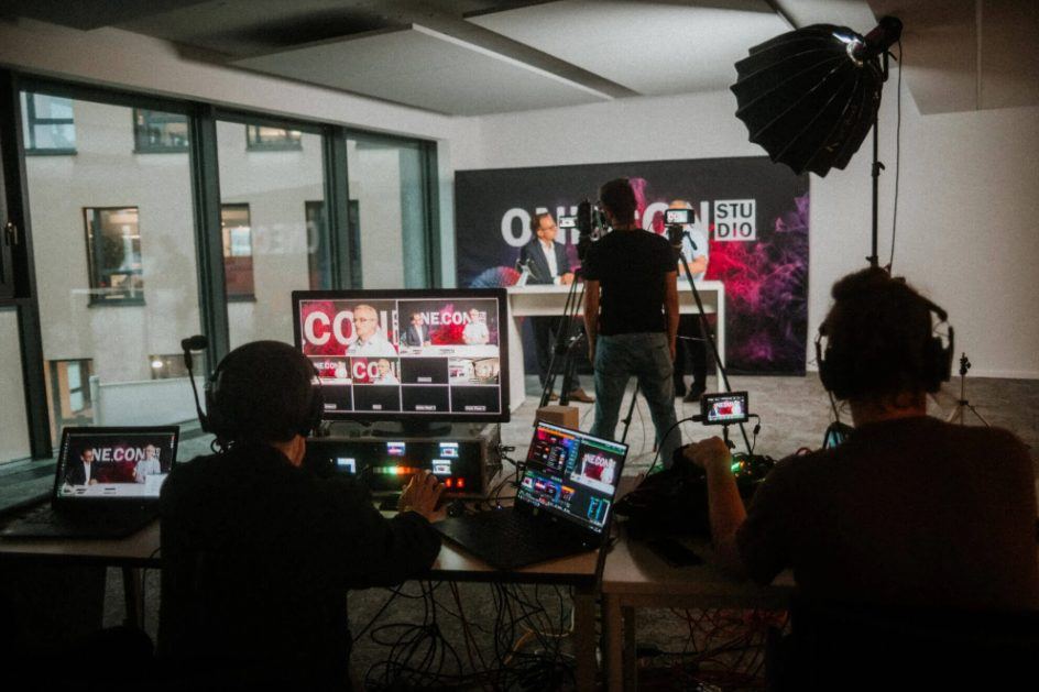 Livestream-Regie bei der CBS ONE CON 2020: Bildmischer, Monitore und Kamera im Studio