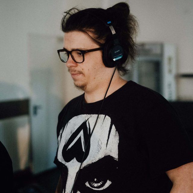 Jonathan Müller mit Kopfhörern