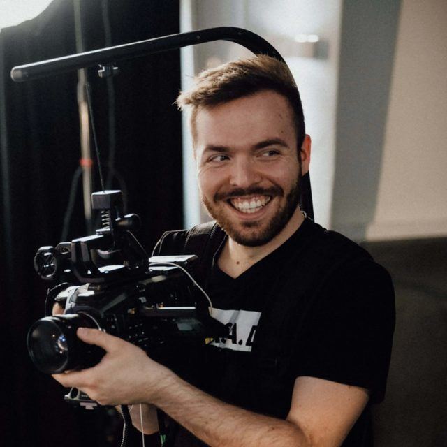 Tobias Ade mit Kamera am Set